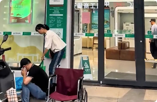 银行意识到错了，晚了！5月14日，一位病重的妇女被抬到株洲一家银行取钱，经过1