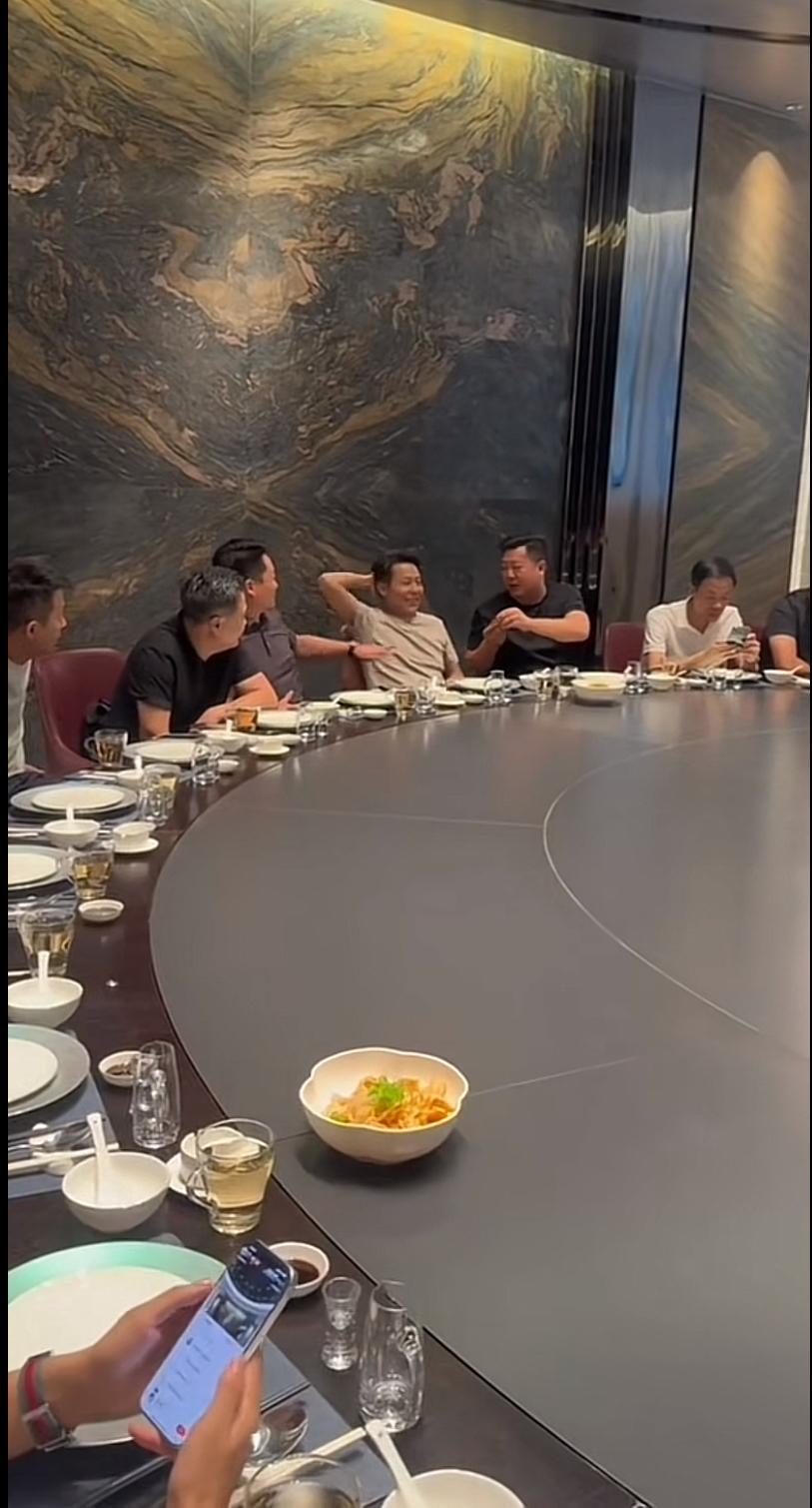 张大炮这次去新疆，算是真开眼了！他活了四十多年，头一回在饭店见到这么夸张的大包