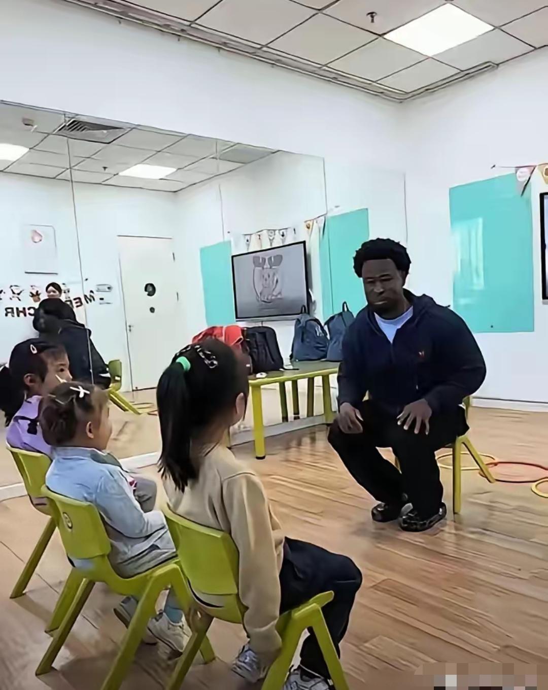 就因为园里新来外籍男外教，广州这位宝妈直接给孩子办了退园，一开始一堆网友上来指责