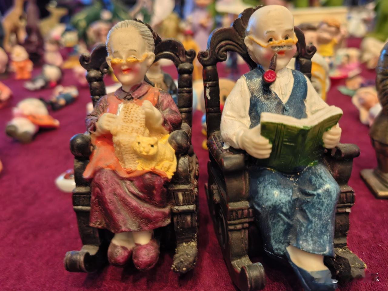 到老了就可以这样晒着太阳撸着猫，和老伴一起慢慢变老了。