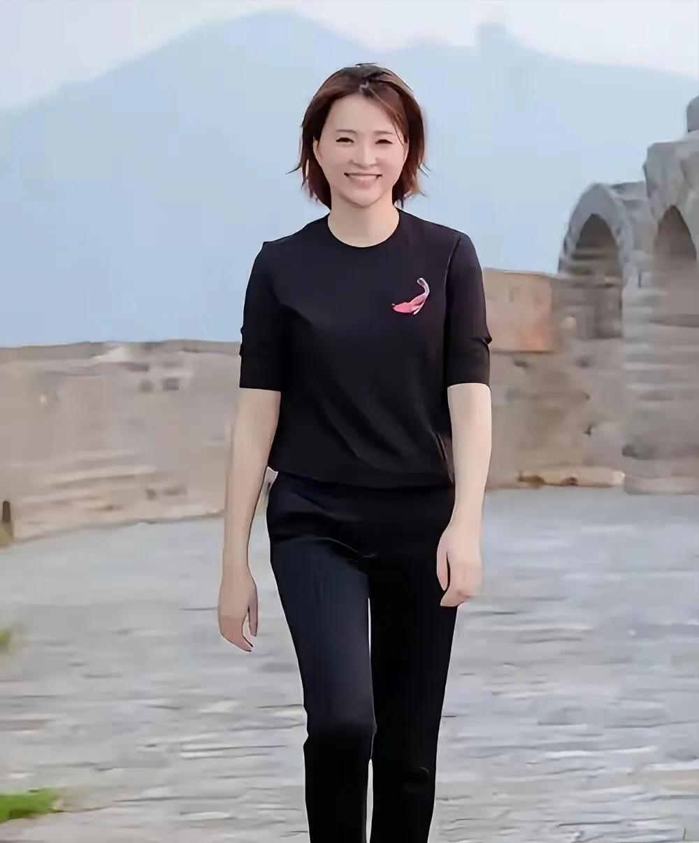 董卿这次爬长城穿蓝色套装的抓拍照片，真的太惊艳了！那灿烂笑容妩媚动人，养眼极了。