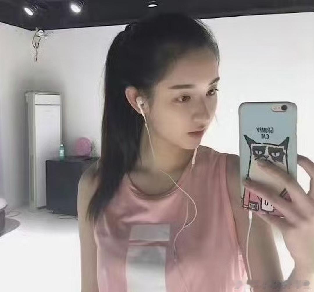 王玉雯往昔那校花气质十分浓郁，真难以想象她是多少男生学生时代暗自倾慕的对象。