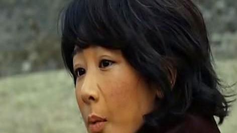 暴风雪里用嘴唇给他渡体温，醒来后他却追着问：你为什么亲我？她一下就炸了，指