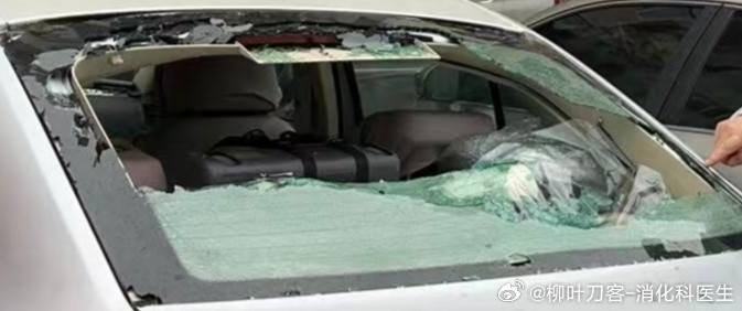 给一个患者做完胃镜，我问他:抽烟喝酒挺厉害吧？回答:是抽烟喝酒多。我跟他说:以后