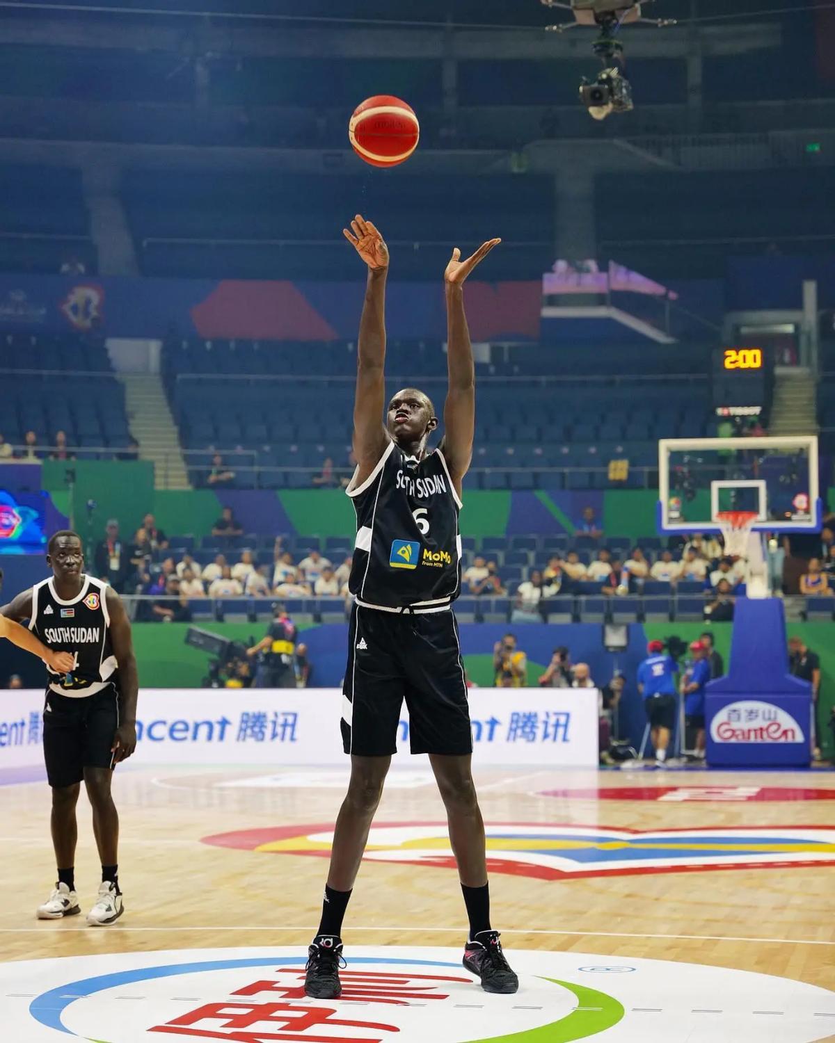 太阳队用第10顺位选中的马鲁阿奇，起初这哥们的处境确实比我们16号秀杨瀚森要艰难