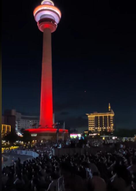 今晚南通全域主场，城市的每个角落基本都在看球，地铁上也在直播比赛。真正的南通人，