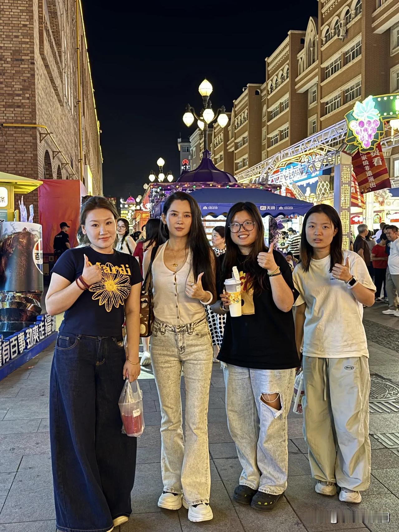 咱就说，森林北的气质真不是盖的！瞧这和路人的合影，站在人群里，她美得那叫一个突出