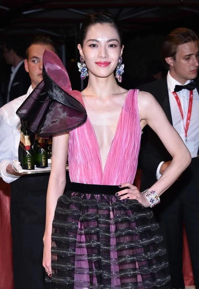 刘雯把高定穿成了自己的秀场！一袭粉紫拼接的深V礼服，完美勾勒出她的超模身材