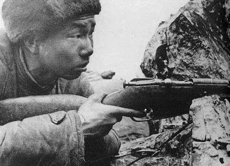 皮定均奖励神枪手一双翻毛大头皮鞋，然而，他并没有穿。一个月后，他又把这一双皮