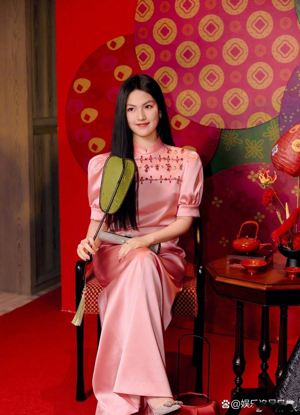李湘女儿王诗龄，穿旗袍像画里走出来的大家闺秀​​​