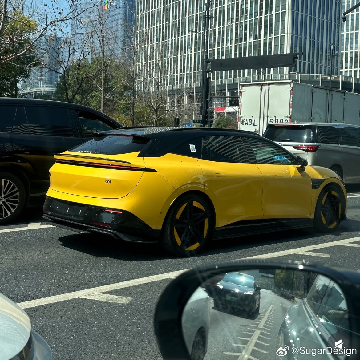 极氪007GT猎装功夫黄高性能版实车曝光！没有车顶的激光雷达这颜色够骚的！图源来