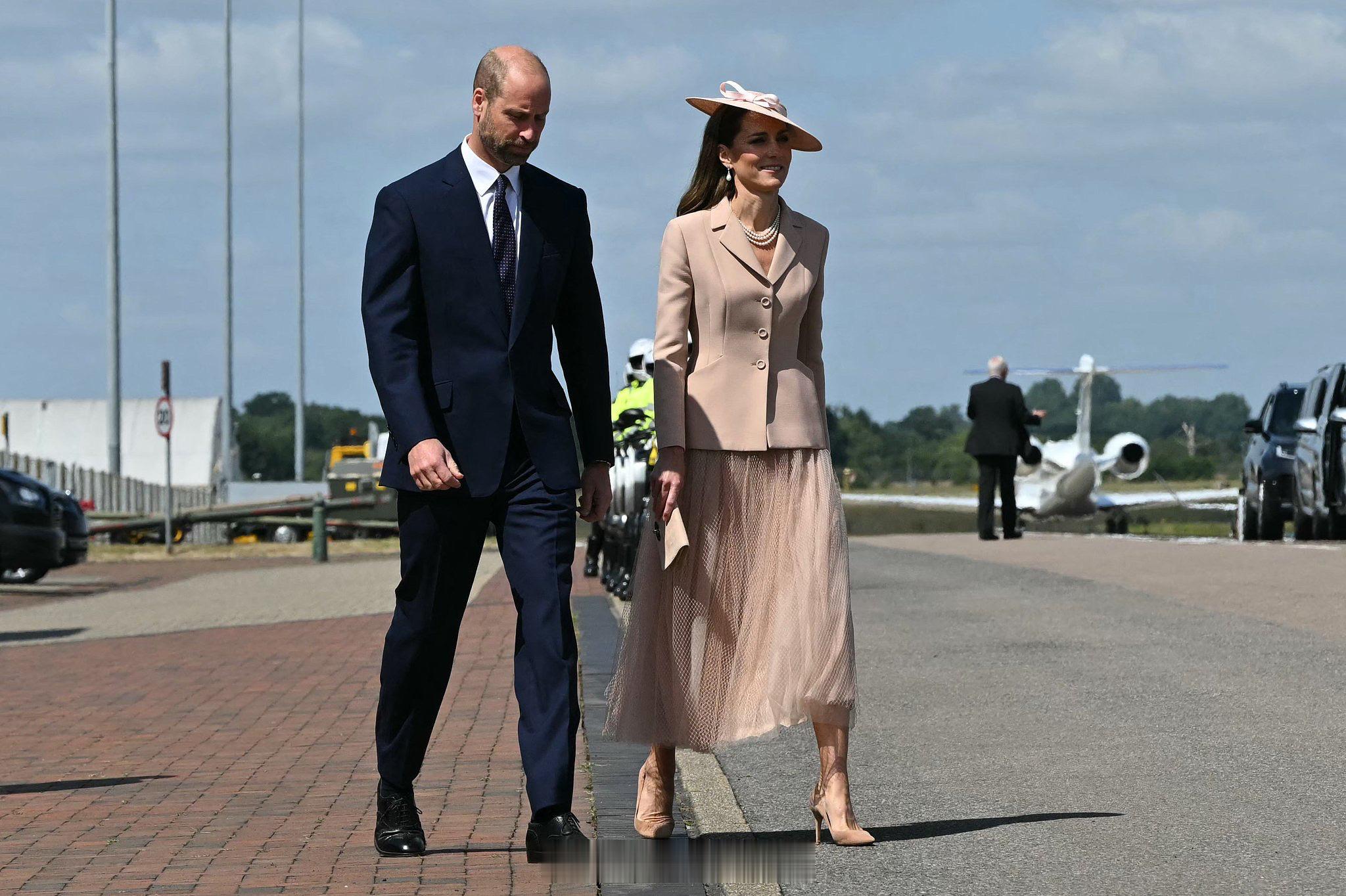 凯特王妃今天威尔士亲王夫妇代表查尔斯三世在英国皇家空军基地RAFN