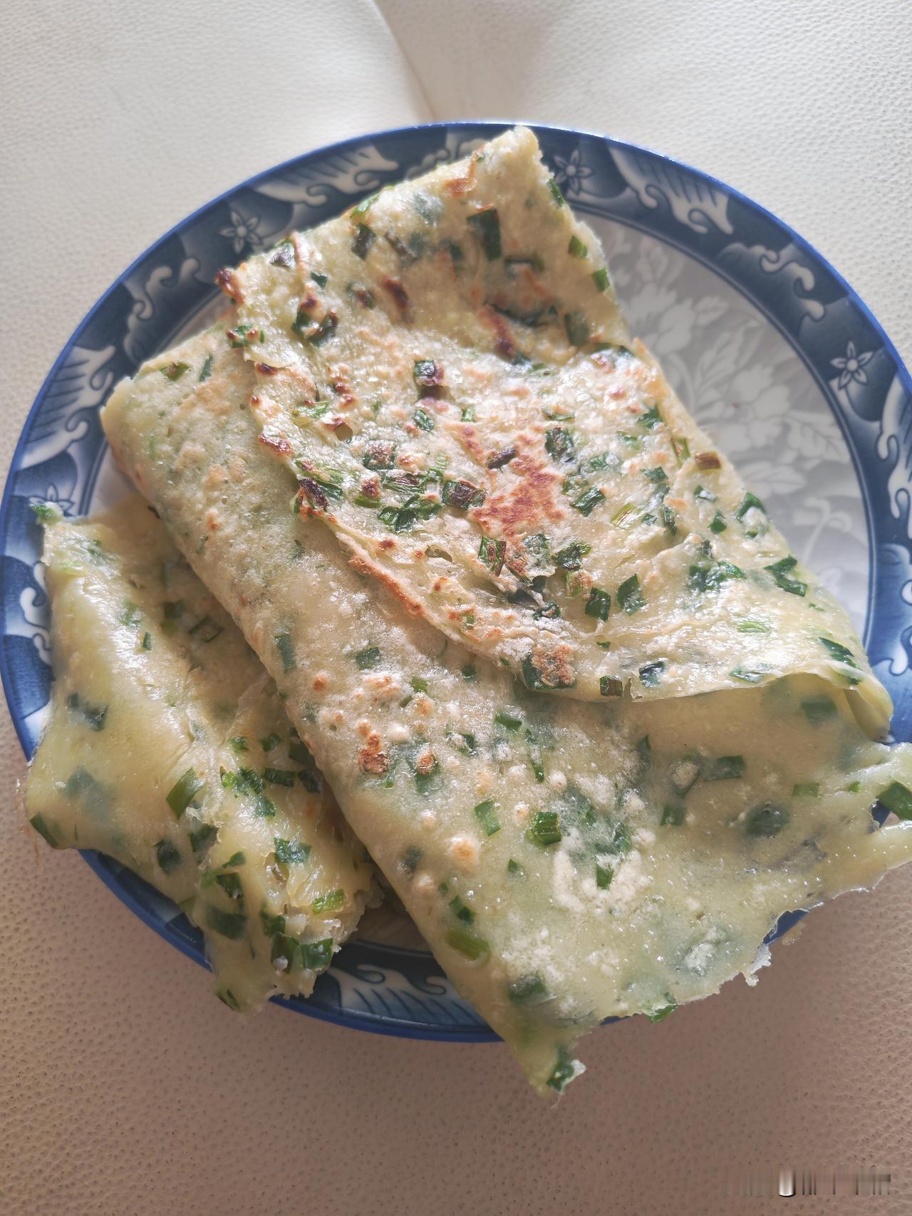 两个退休老人，想吃什么做什么。家里有点韭菜没有用完，忽然想吃韭菜鸡蛋摊饼子，妻