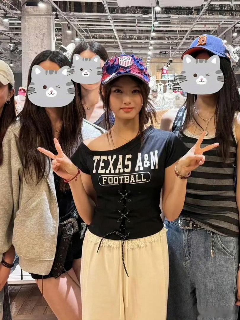 艾米被指没有路人身材好，太苛责了吧，人家还是个18岁的小姑娘呢。​​​