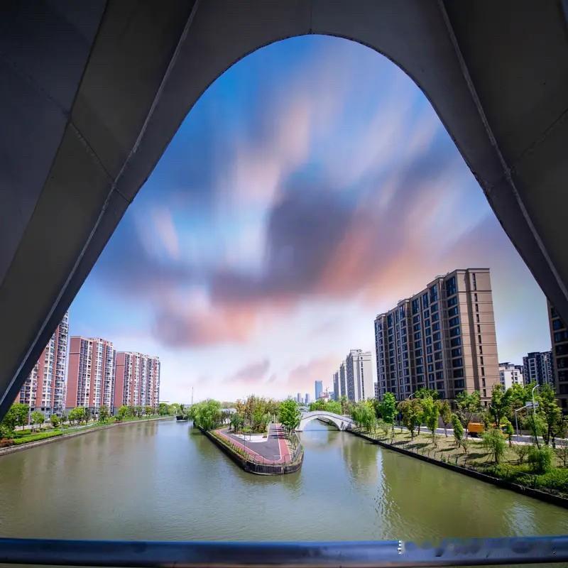 买房的人还是挺多的。现在房价越跌，买房的人就越积极。最近一两个月北京、上海的