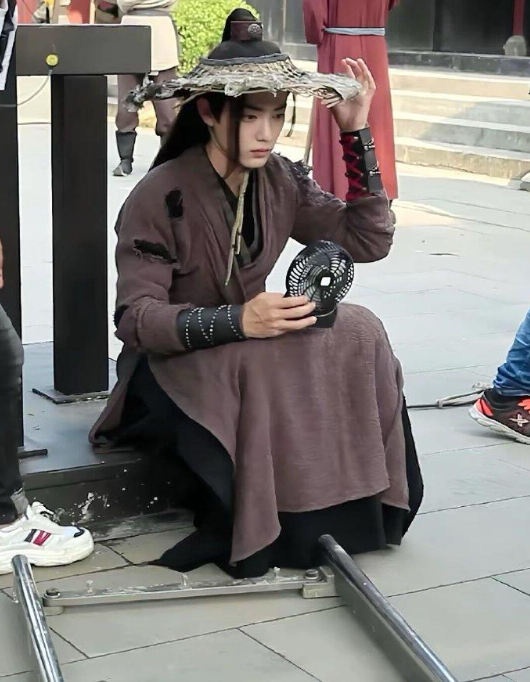 因为热委屈巴巴的确实会白两根头发​​​