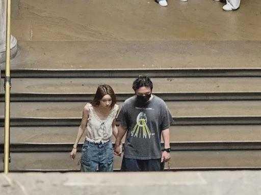 全程十指紧扣！王思聪带懒懒逛大英博物馆，78斤身形单薄惹眼，相恋3年成最长