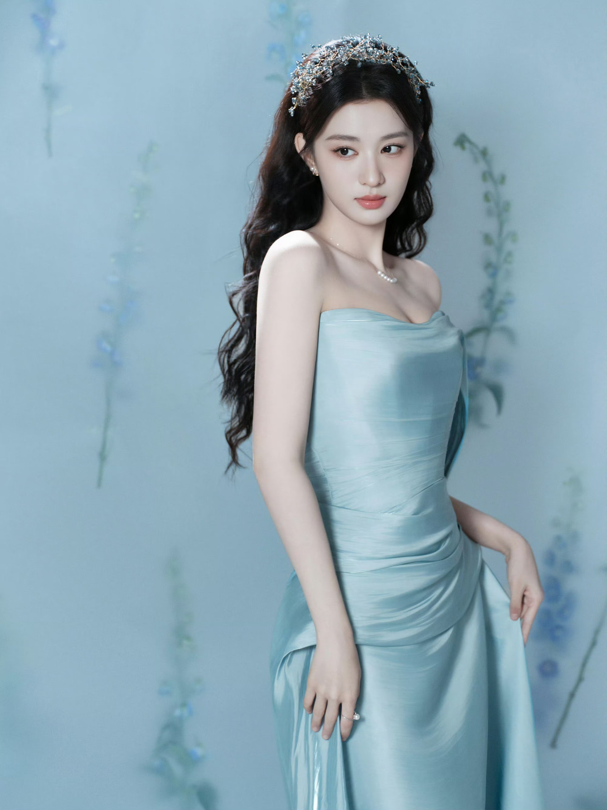 王楚然是内娱95花里极具辨识度的正统浓颜大美人，堪称教科书级别的骨相颜值，美得大气高级，让人过目难忘