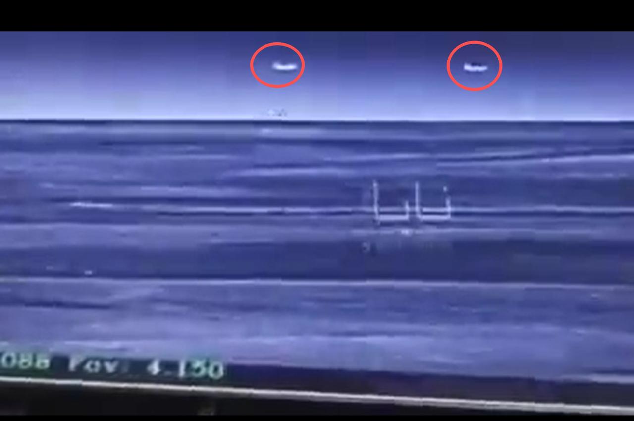 美军的这架KC-135加油机，这是刚从约旦进入伊拉克，就被击落了。当然了，美