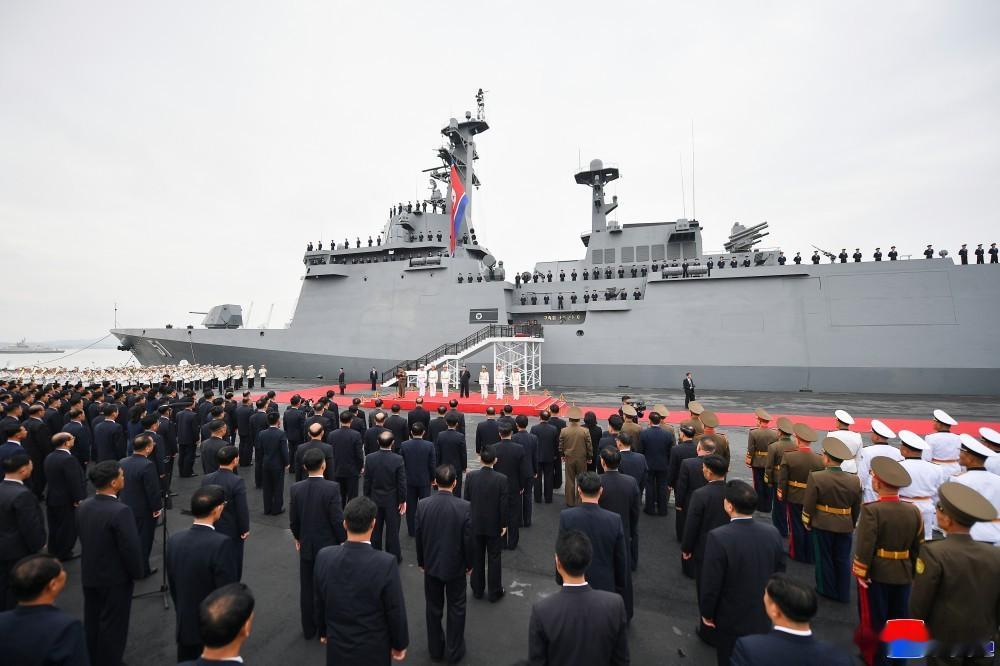 金正恩视察朝鲜崔贤号驱逐舰。​​​