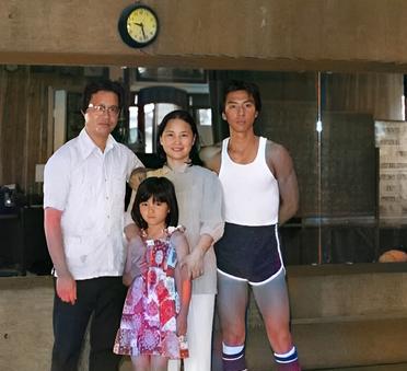 这是年轻时的甄子丹与父母还有妹妹在一起。全家人后面的中国武术研究所正是甄子丹的母