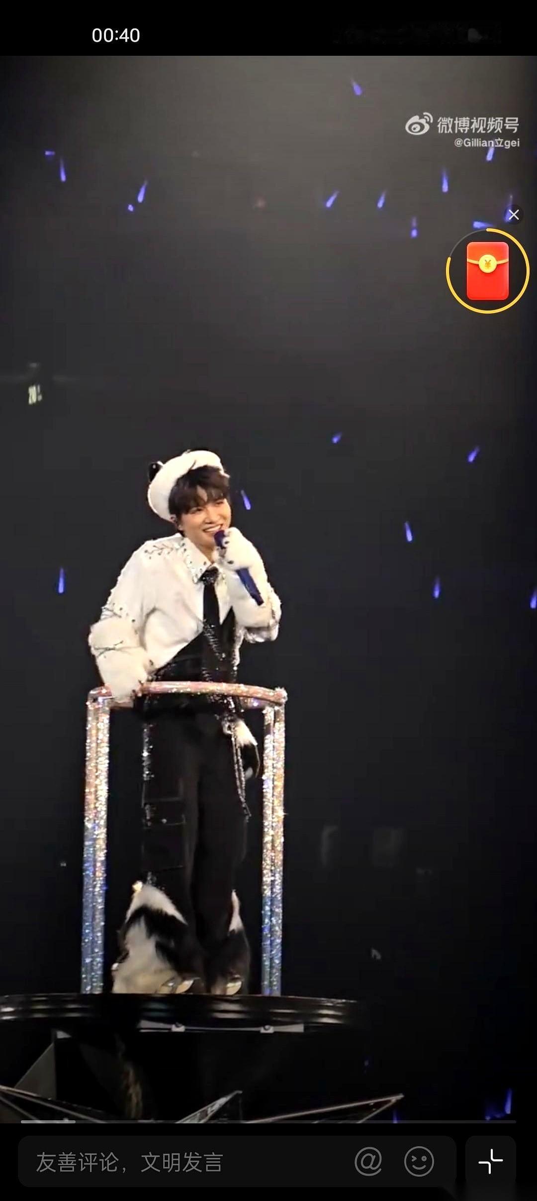 我靠，周深直接在香港把自己吊起来了。就那么悬在半空中，一边360度旋转，一边唱