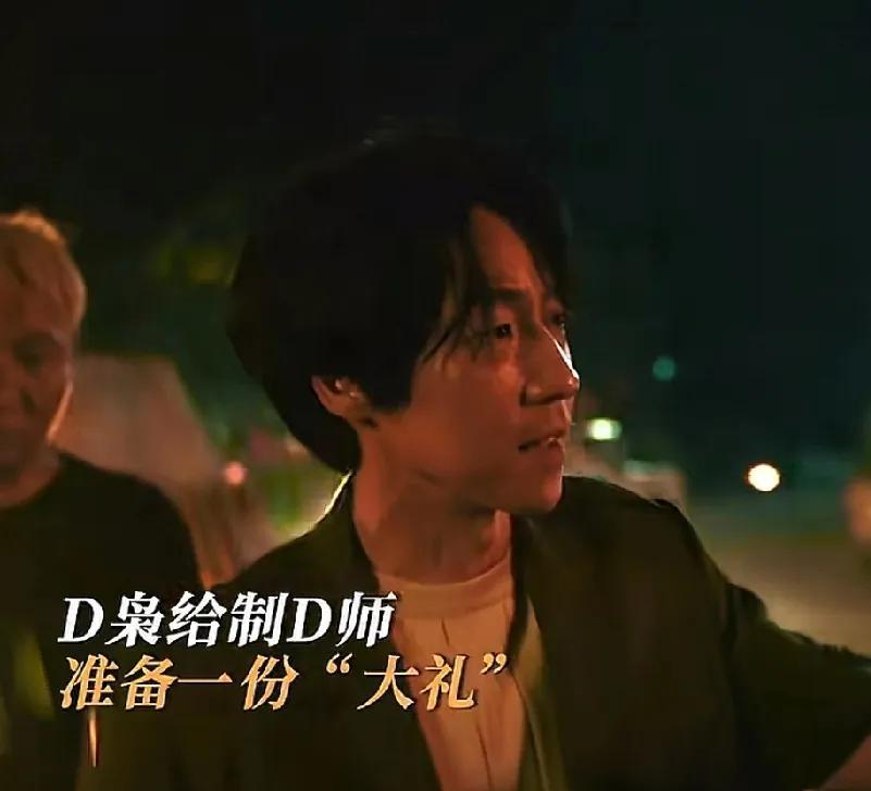 《扫毒风暴》最新预告周少雄给卢少骅送了一个礼物，而这个礼物就是一个女人！王林和