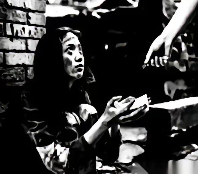 1949年，老红军黄明生回家。十几年的仗打完了，他以为是衣锦还乡，结果推开门，家