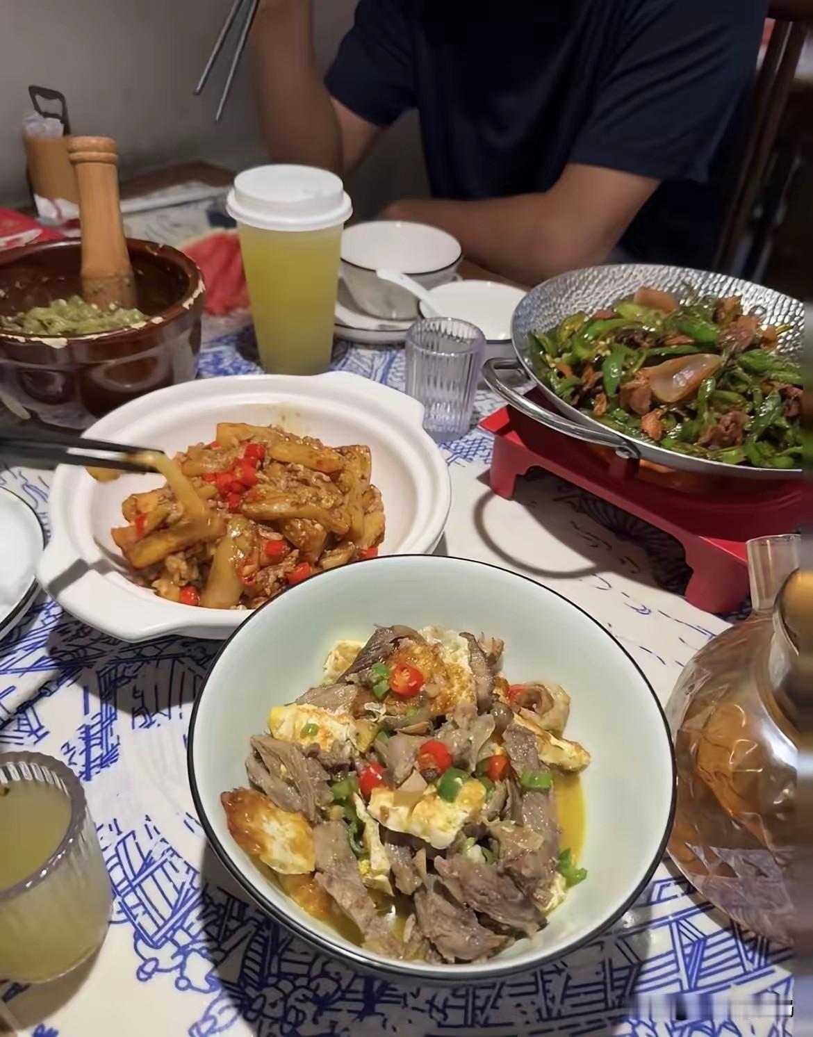 表哥来我家吃饭，他问我存款有没有60万，我说没有。他又问有没有30万，我说没有，
