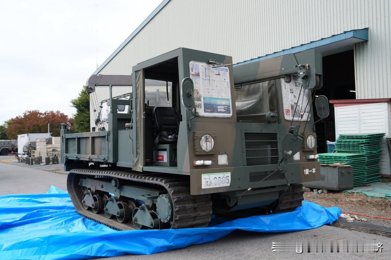 11月18日，日本陆上自卫队一个团进行装甲车养护，该团一直在对其轻型装甲车（LA