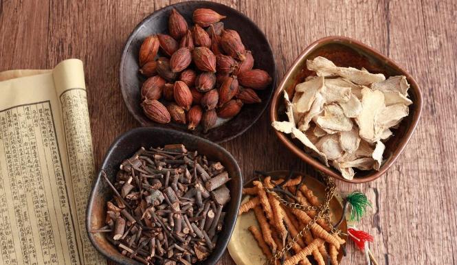 前列腺为何会增生？最近有一个中年朋友问我，为什么前列腺会增生呢？