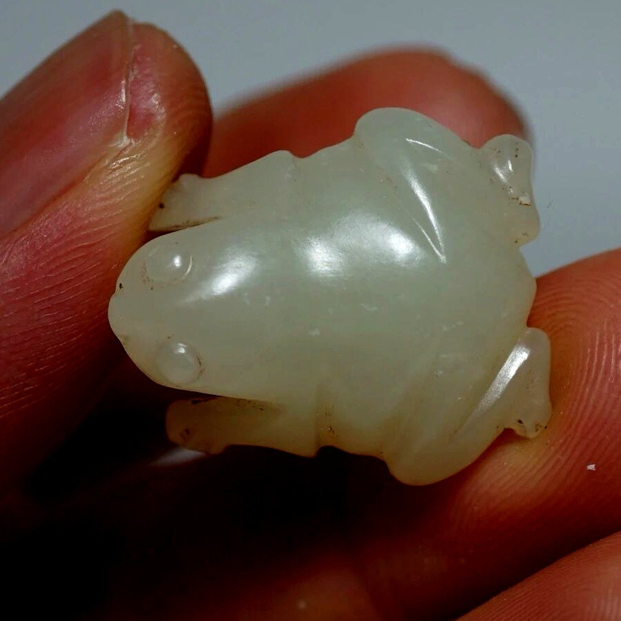 高古玉春秋璧，水银沁，光气十足，包浆滋润，雕工老辣。商代蟾蜍，浑身光滑，无纹饰