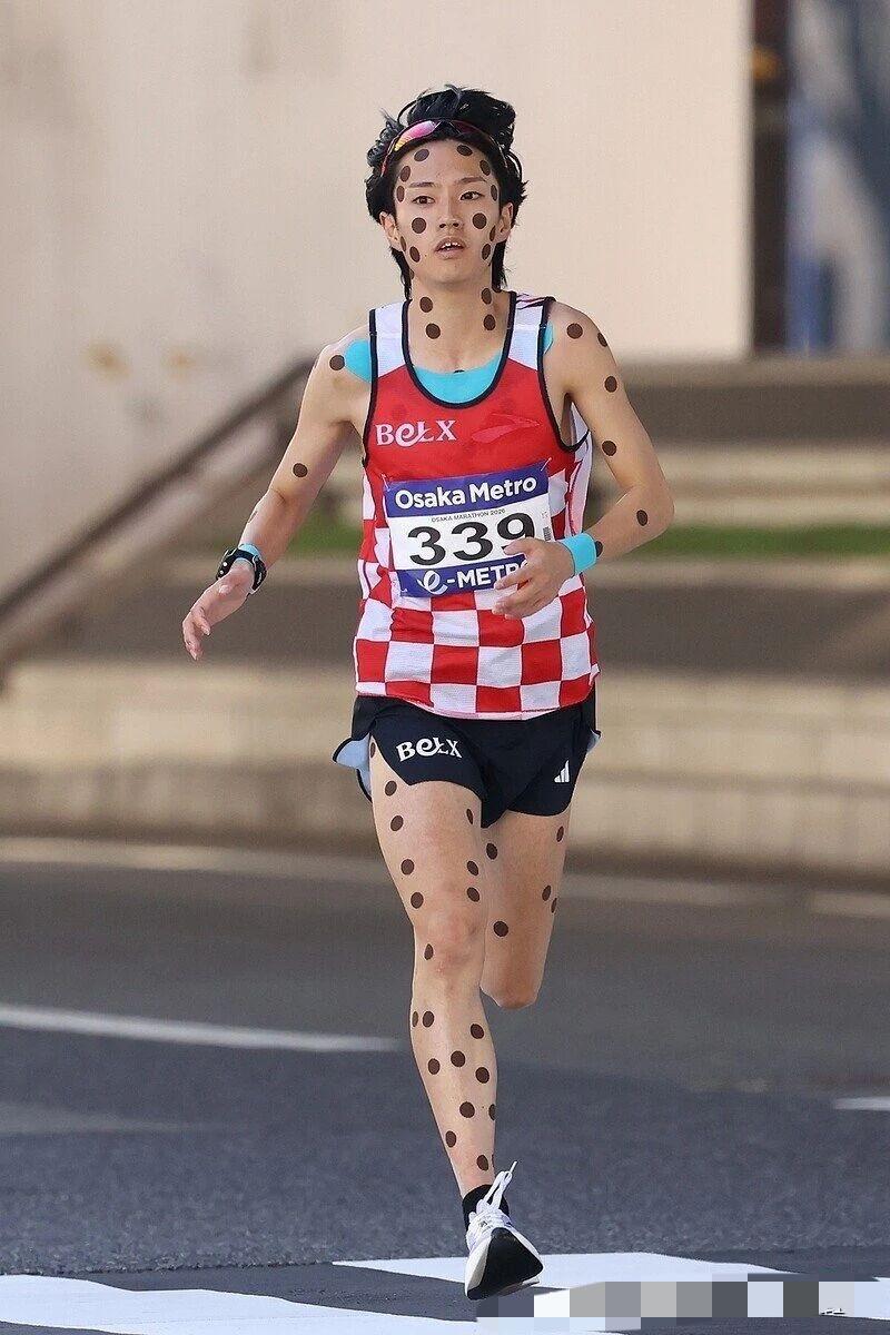 看不懂！看了我一身都起鸡皮疙瘩，这家伙想干嘛？今天在日本大阪马拉松，这个日本跑者
