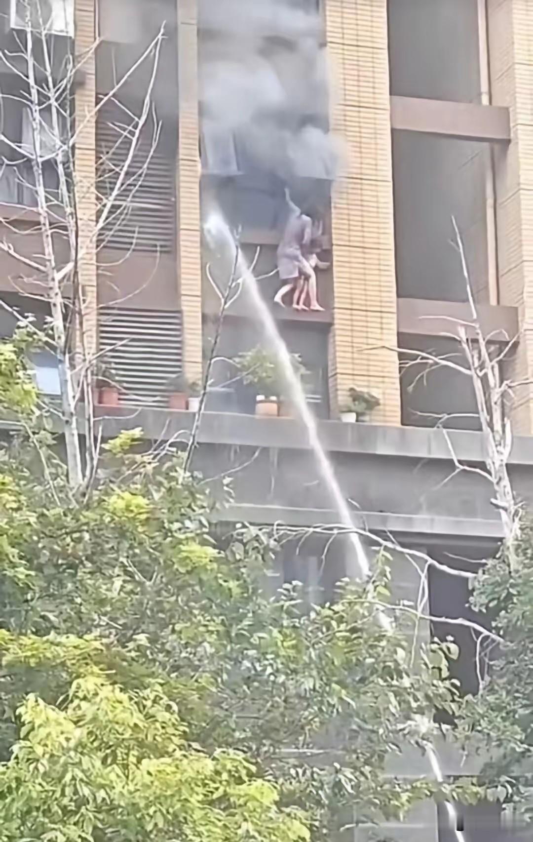 高层住宅起火女子窗边避险，消防先灭火的背后藏着无奈苦衷为什么先救火而不是先