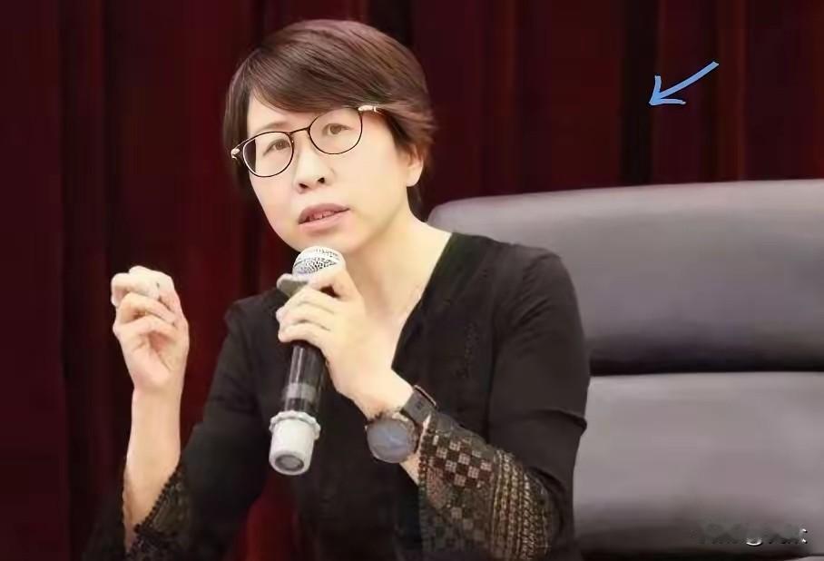 当年昆山反杀那一幕，真是把人性这点底裤都扒干净了。刀都架在脖子上了，你不捡起