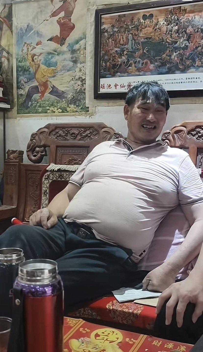 看大衣哥成名前后身材对比，我觉得农民最在乎的还是吃喝问题。还有大衣哥那件大衣