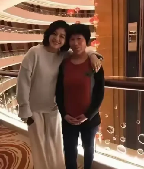 大S和小杨阿姨的合照泄露，小杨阿姨直播间做解释，两边家人的照片她手机里有好多张！