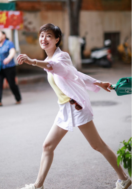54岁的吴越在上海老街区度过了自己最松弛的生日——不办排场盛大的生日宴，不晒精心