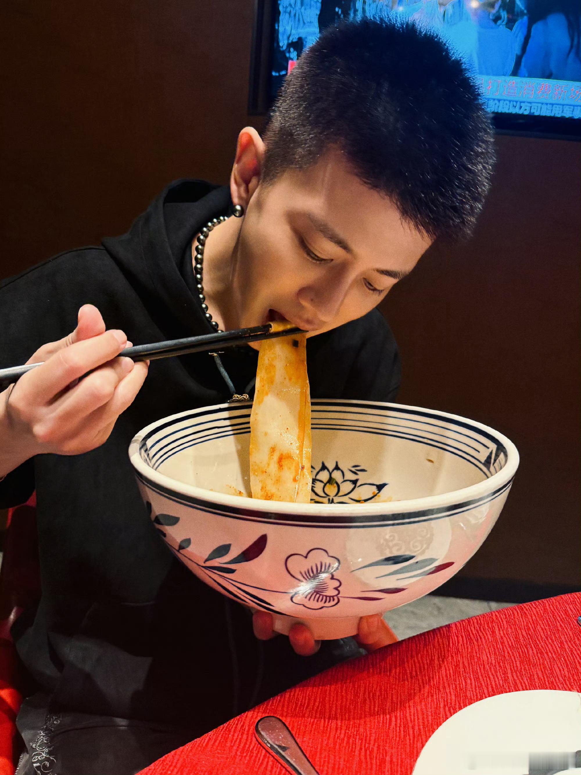 任嘉伦这面碗有他两个头大了，看起来很好吃的样子​​​