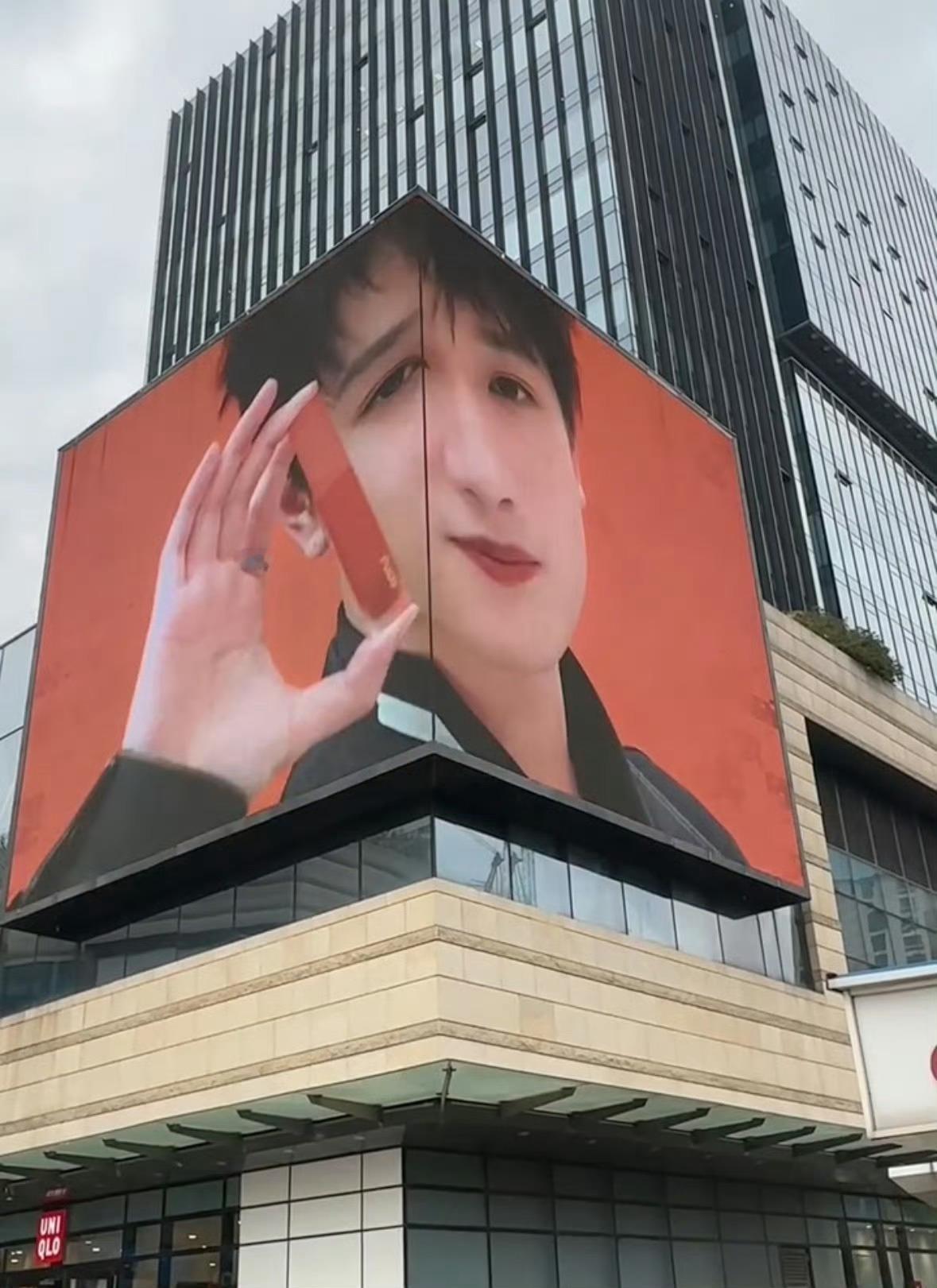 这个屏幕是为了惩罚敖子逸吗救命这个角度也太刁钻了！把敖子逸拍得五官都在抗议