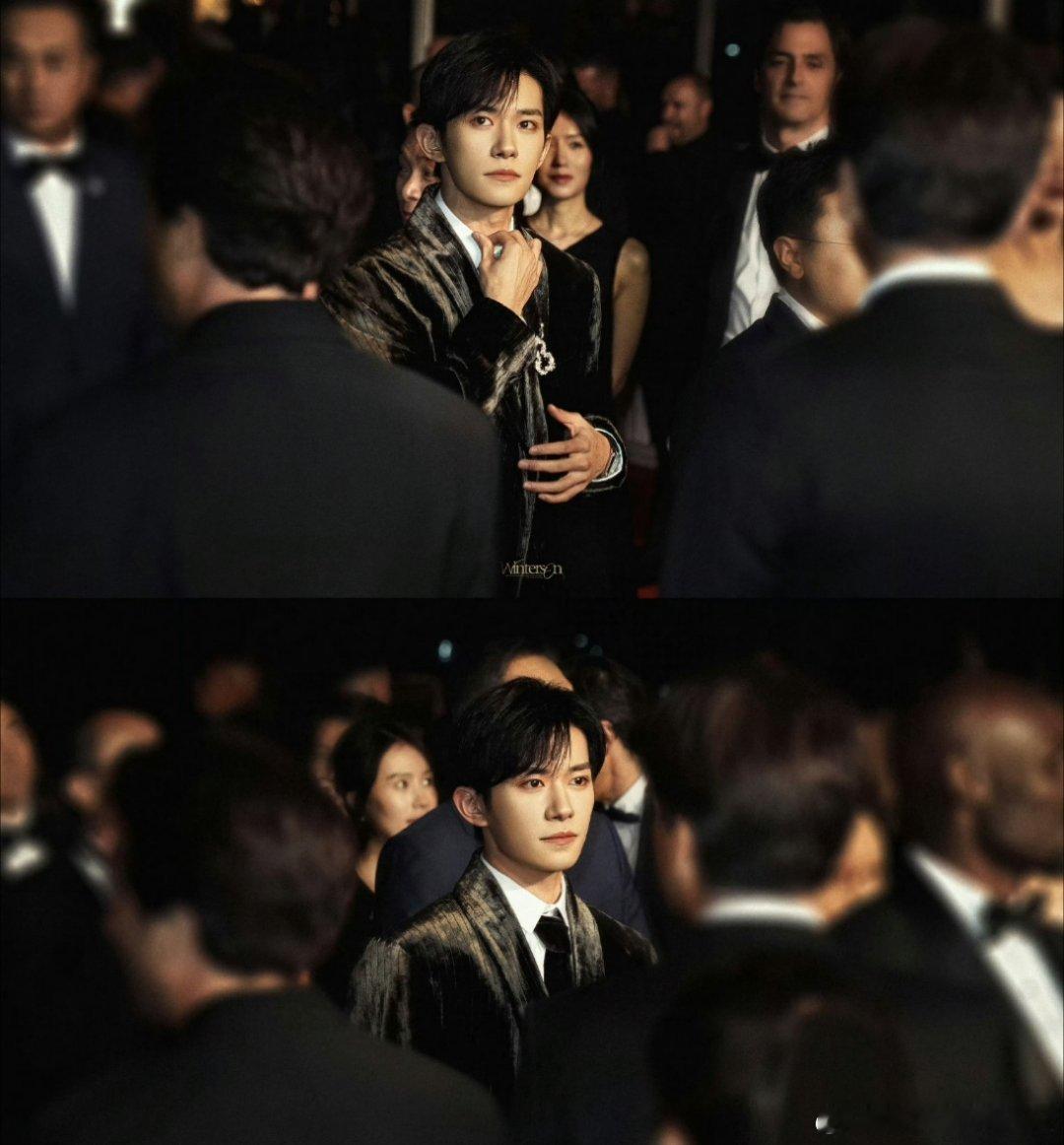 易烊千玺怎么能争气成这样初中的时候就开始粉TFboys，其中最好看的是王源，其次
