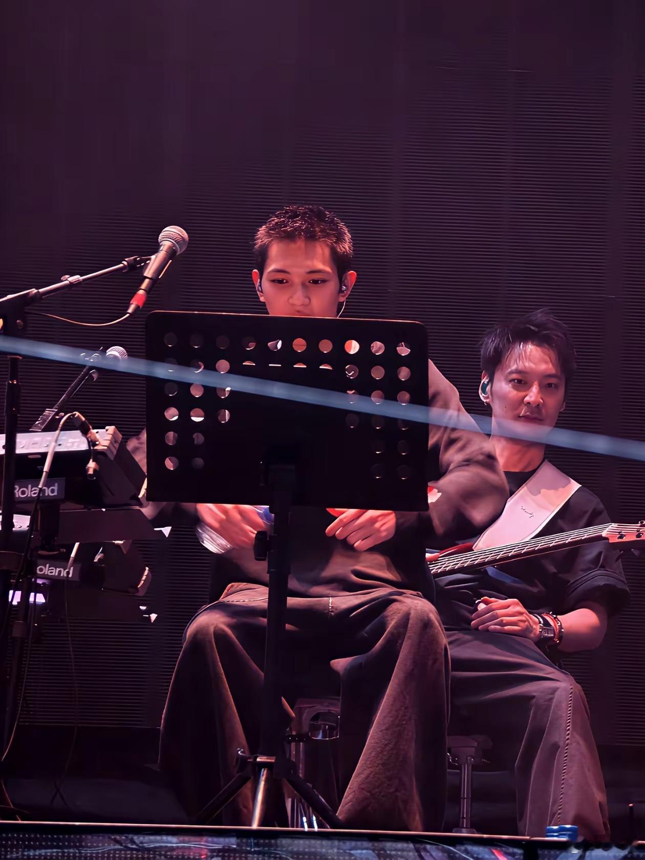 张智霖儿子担任演唱会吉他手！19岁的魔童好帅气，在英国留学，长得既像爸爸又像妈妈