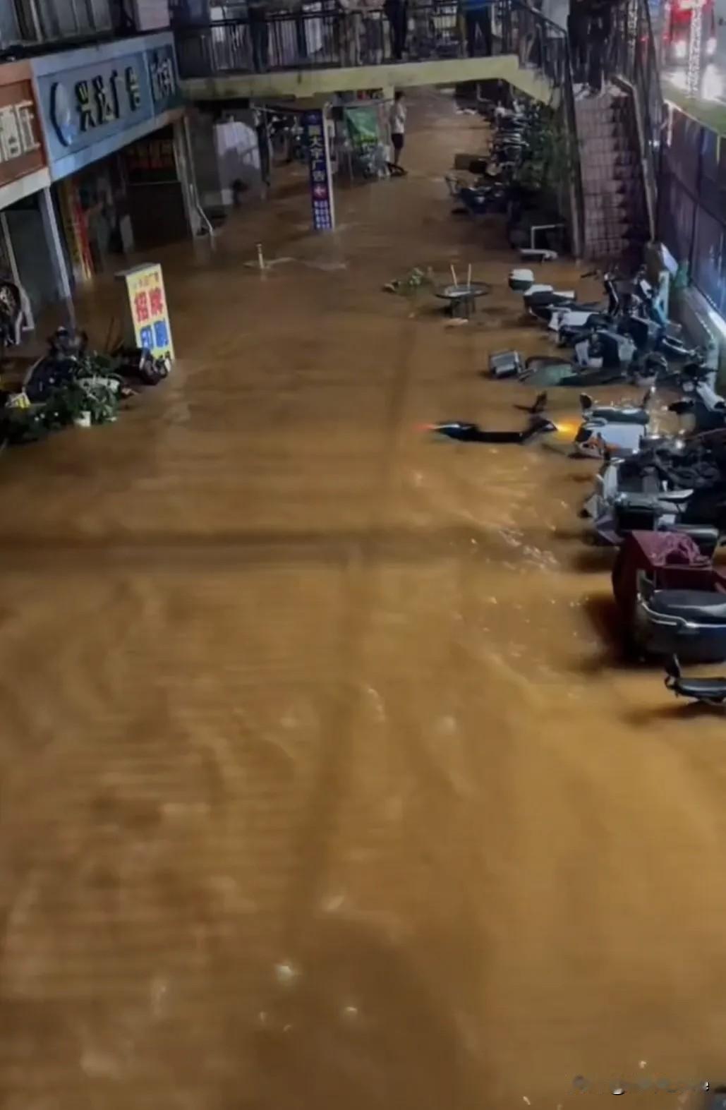 深圳：商户门店被淹，巨额损失谁来赔偿？？？罗湖某小区供水系统凌晨突发爆裂，大量