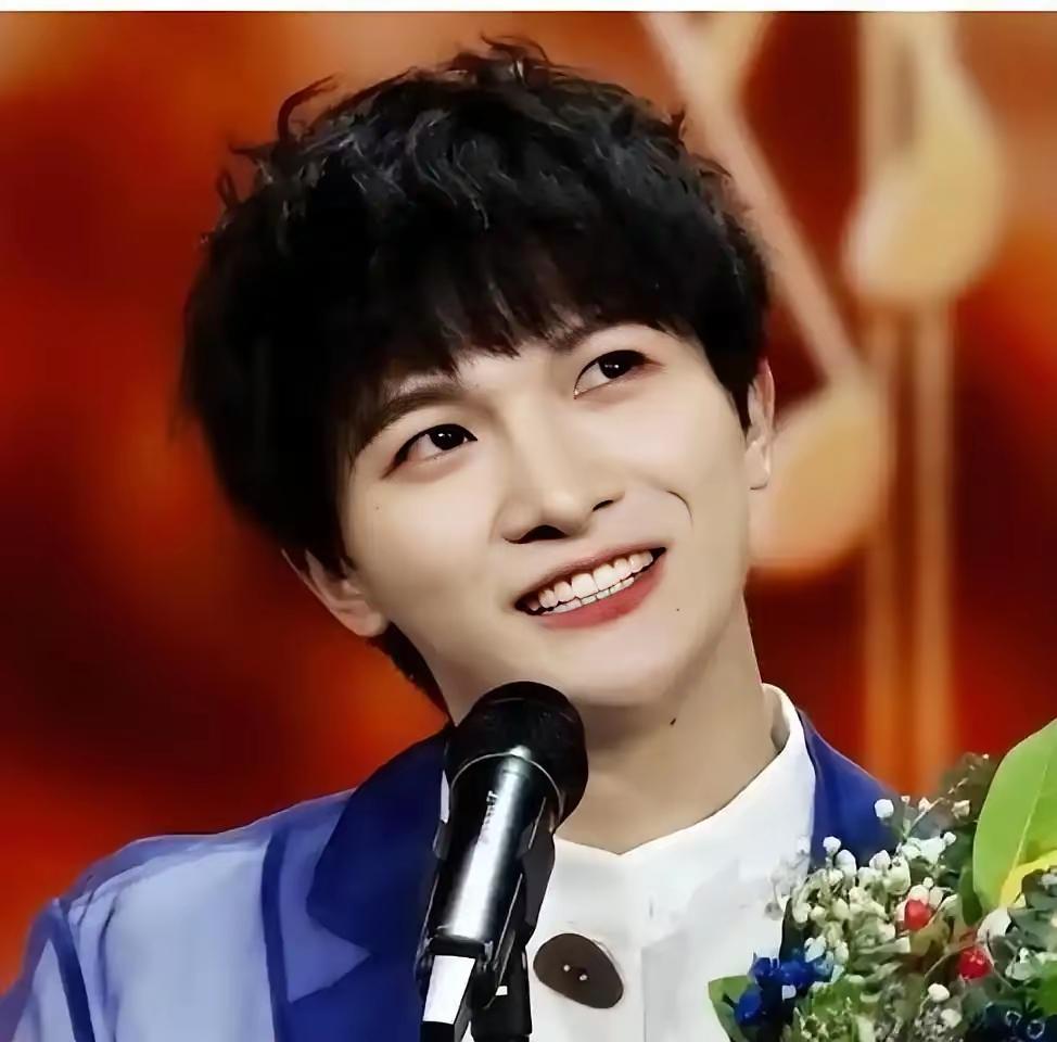 演员包装和不包装完全是两个人啊？看看周深没有火之前就是路人甲特别土火了显