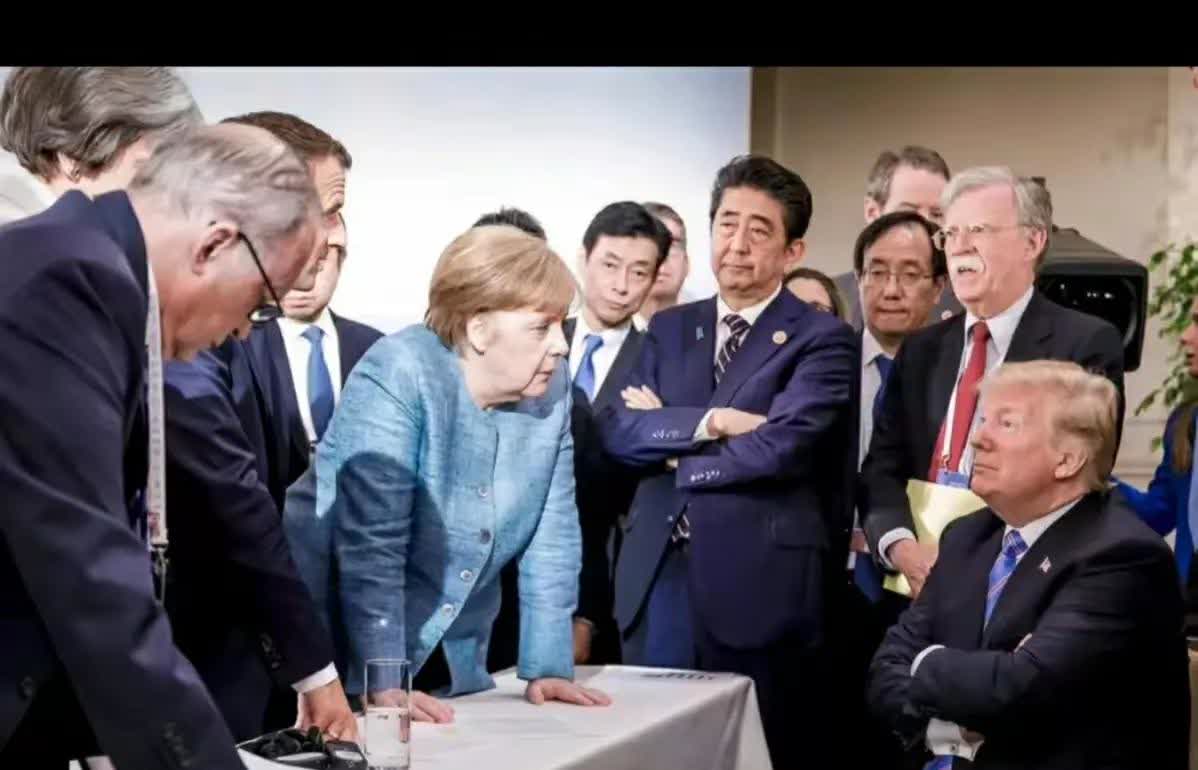 特朗普鸟枪换炮了，越来越拽了。第1个总统任期里，他像犯了错一样，被一群大首领