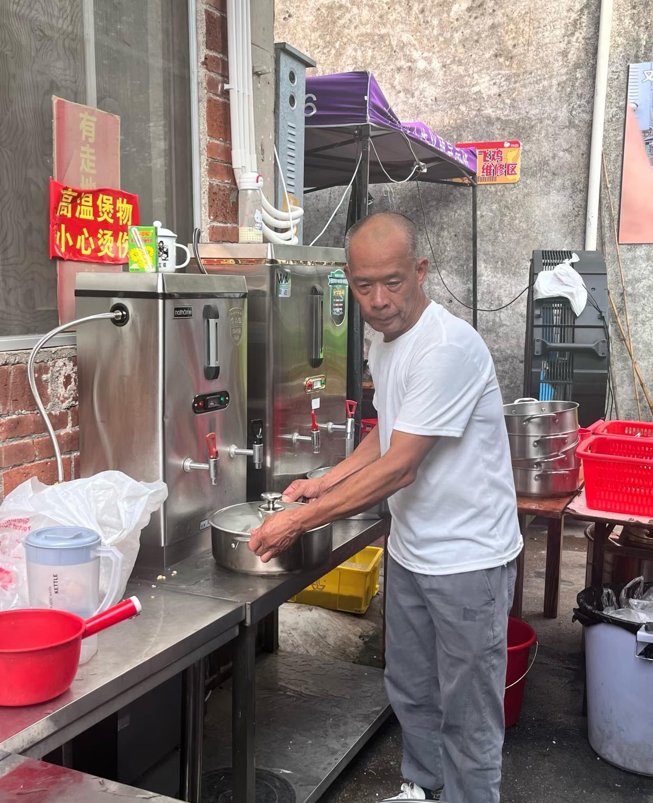 莫氏鸡煲虽然凉了也没有凉透之前一直很火，媒体报道排队几小时的时候可不敢去，据