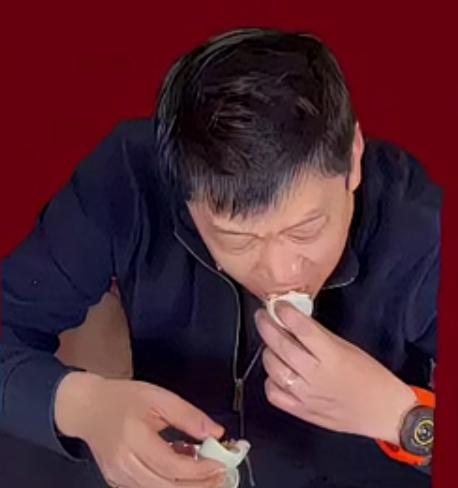 好可怕!邱贻可在吃咸鸭蛋流油的蛋黄看样子好吃极了，他啥都不怕满脑子只想赚钱