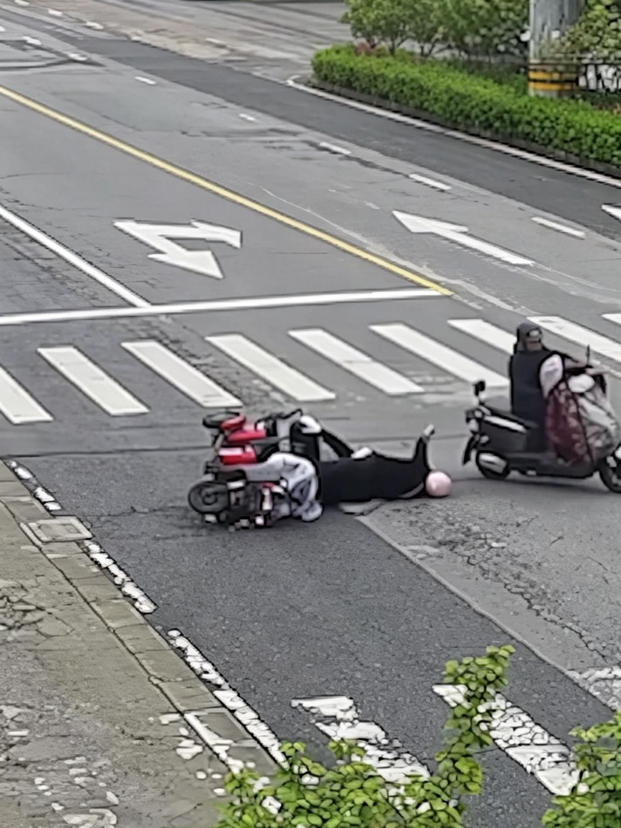 安徽马鞍山,一位骑行爱好者正常骑着车在路上走,被一辆电动车从旁边撞了过来,人摔在