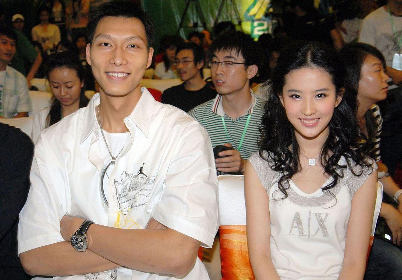 2008年，易建联为了追求刘亦菲，不惜花重金买了一对贵重的手镯送给她，刘亦菲很是