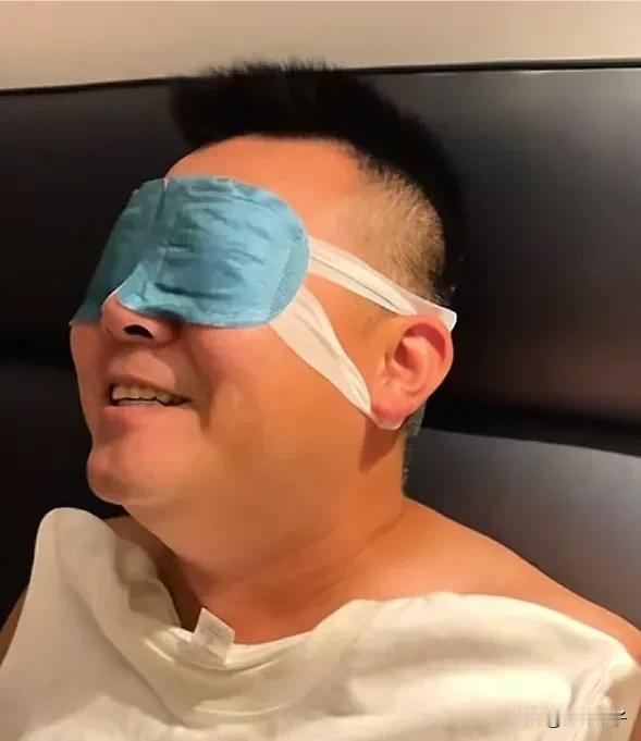 郭威眼罩与老杜同款，网友质疑与养母有来往！田静直播卖眼罩，让郭威戴眼罩示